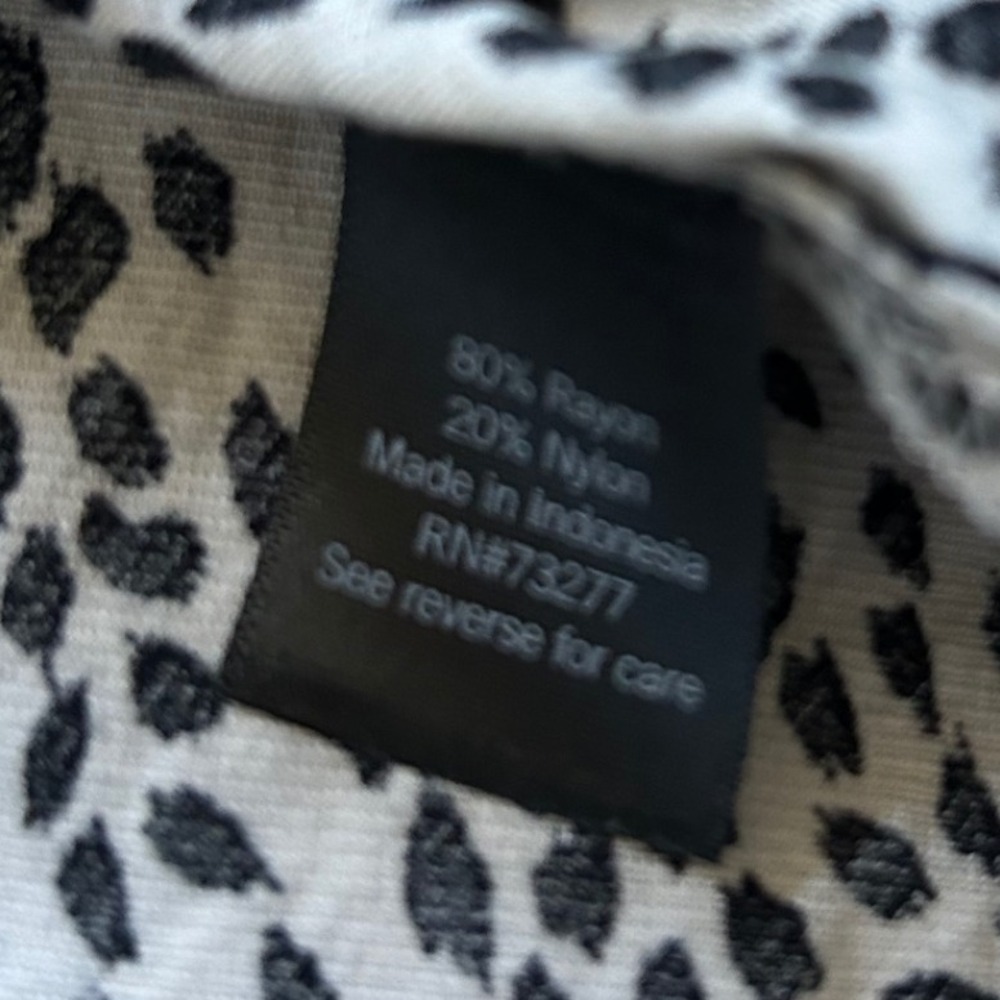 Simply Vera Vera Wang Women XS Animal Print Pintuck Pleated Blouse Black‎ Cream - Picture 7 of 7